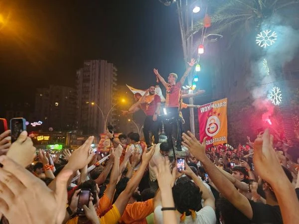 Adana'da Galatasaray taraftarları şampiyonluğu kutladı