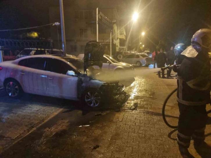 Adana’da galeri önündeki otomobil kundaklandı
