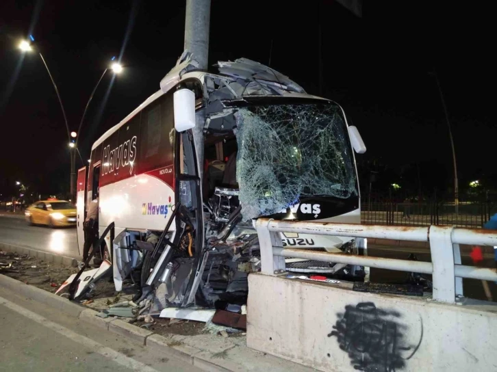 Adana’da havaalanına yolcu götüren midibüs kaza yaptı: 5 yaralı
