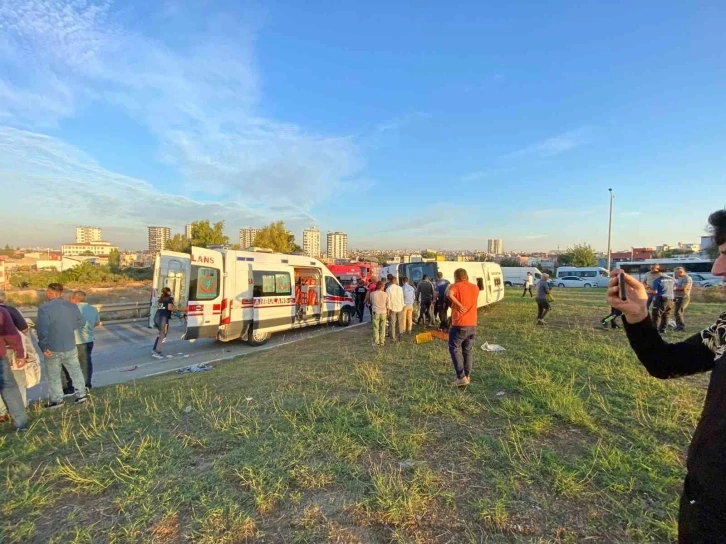 Adana’da işçileri taşıyan midibüs devrildi: 16 yaralı
