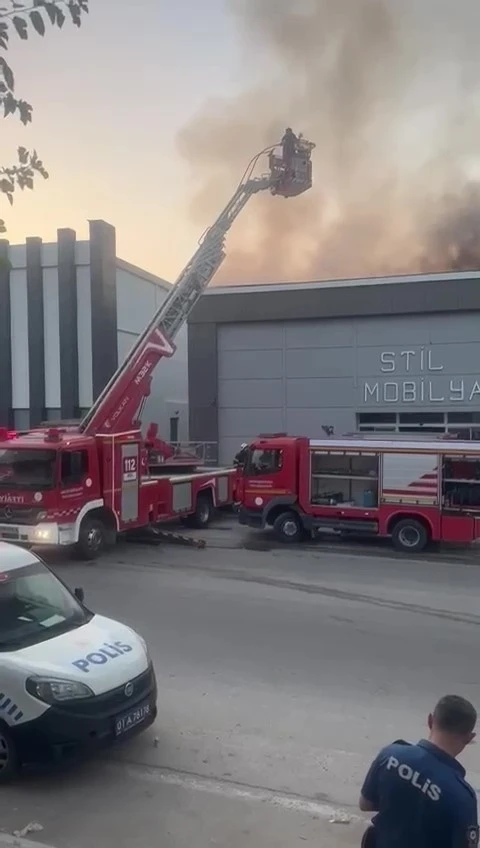 Adana’da mobilya imalathanesinde yangın
