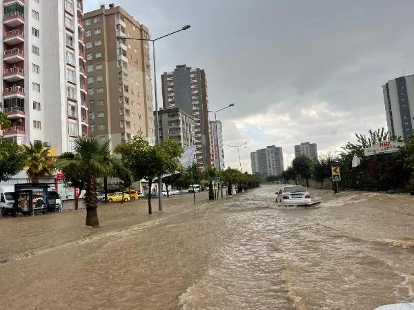 Adana'da sağanak ve dolu; yollar göle döndü