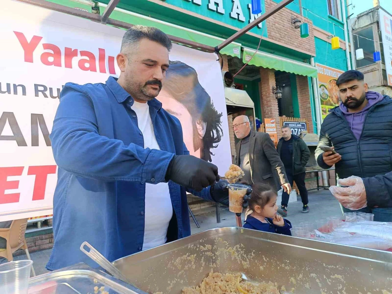 Adana’da sanatçı Ferdi Tayfur için helva dağıtıldı
