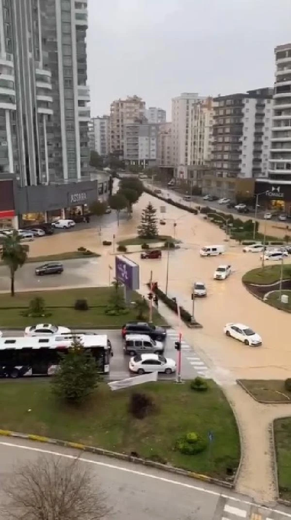 Adana’da su borusu patladı, kavşak göle döndü