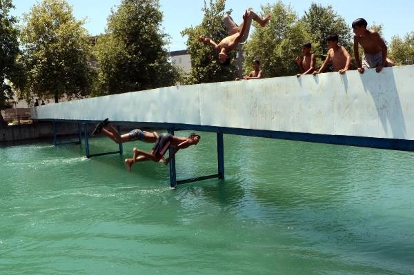 Adana'da termometreler 47 dereceyi gösterdi; çocuklar sulama kanallarına atladı