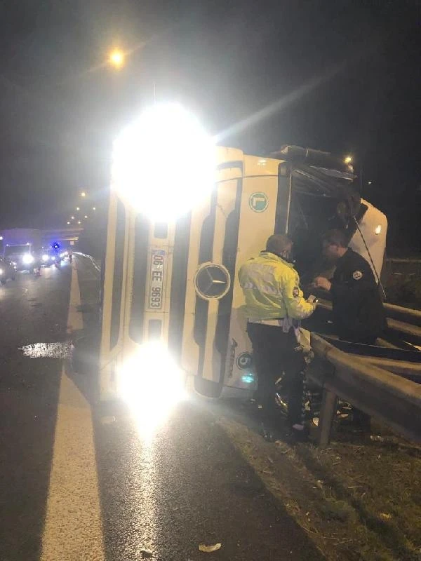 Adana’da TIR devrildi; 2 yaralı