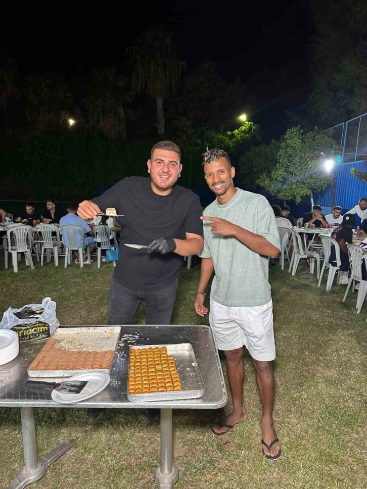 Adana Demirsporlu futbolcuların baklava keyfi
