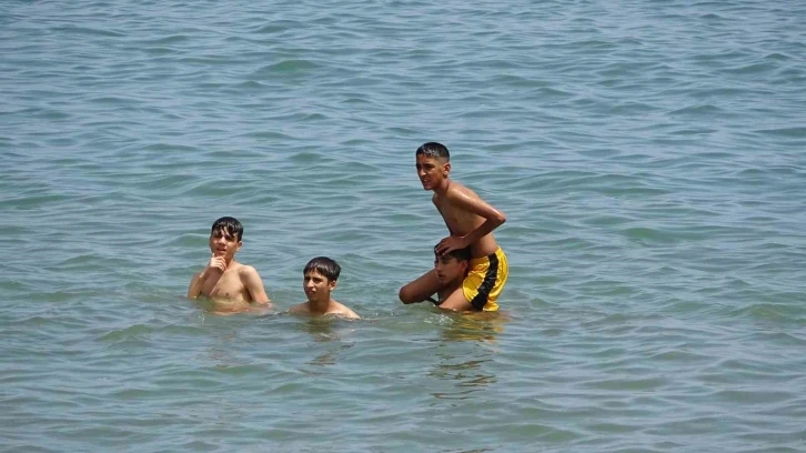 Adana’nın sıcağından bunalan gençler soluğu Mersin sahillerinde aldı
