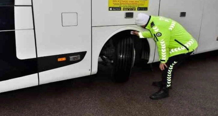 Adana polisinden kar lastiği mesaisi