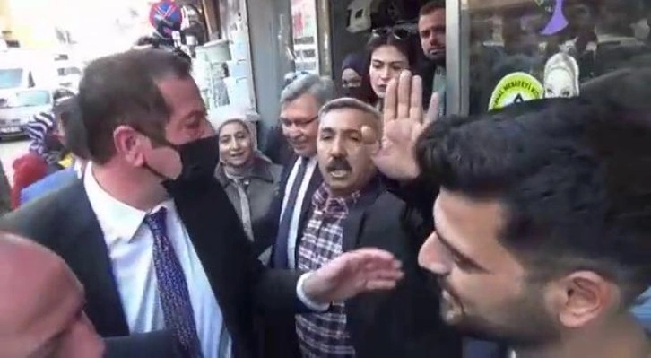 Adana'da Ahmet Davutoğlu'na tepki: 