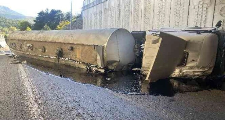 Adana’da asfalt yüklü tır devrildi: 1 yaralı