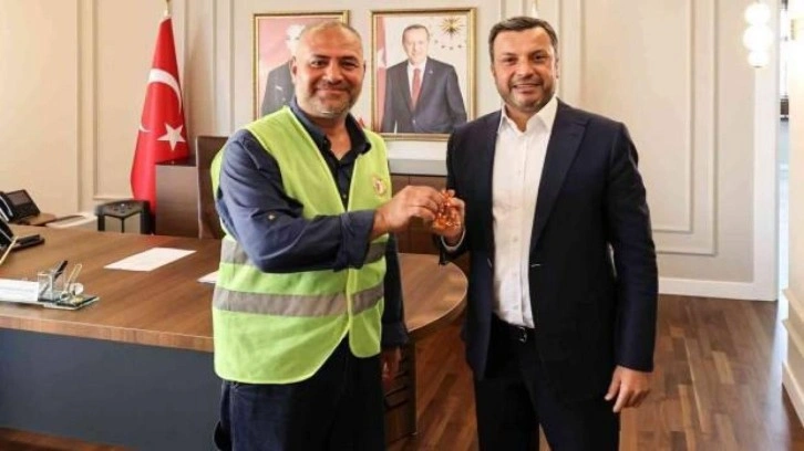 Adana'da bir işçi sokakta bulduğu altınları sahibine teslim etti