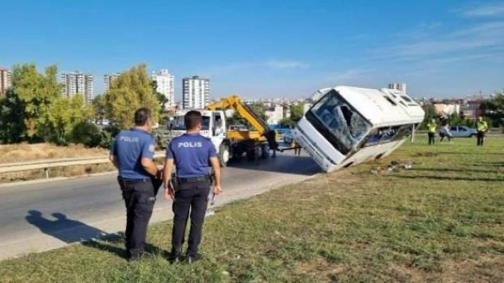 Adana'da işçi servisi devrildi! Yaralılar var