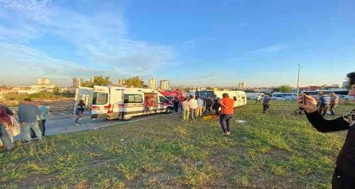 Adana’da işçileri taşıyan midibüs devrildi: 16 yaralı