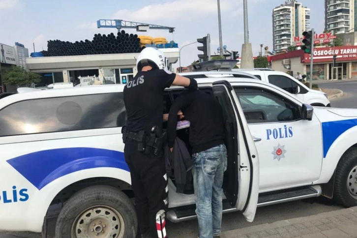 Adana’da kavşaklarda dilenen ve cam silen 80 kişi yakalandı