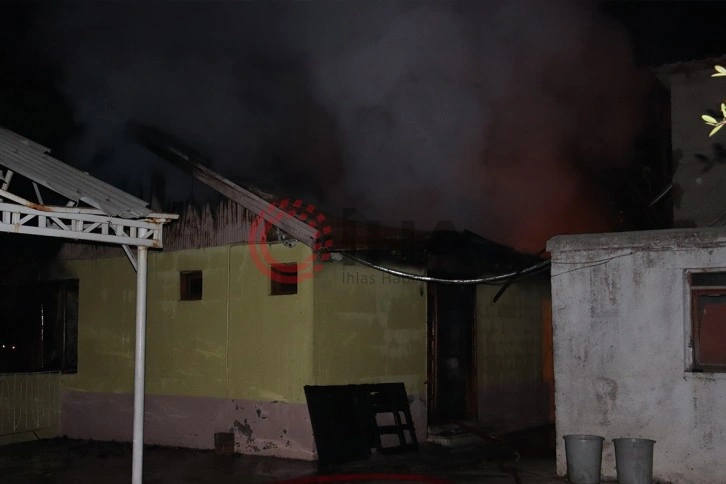 Adana'da kundaklanan restoran alev alev yandı