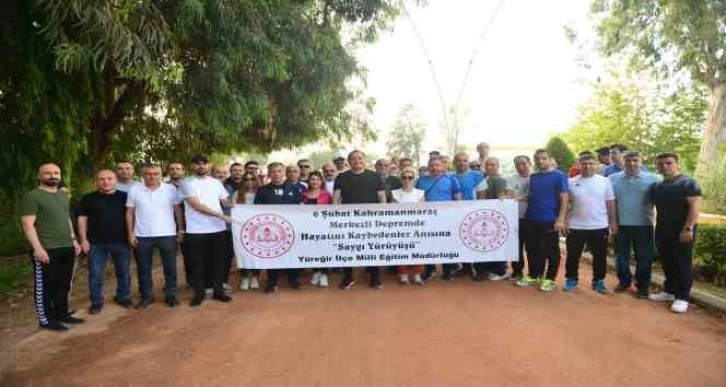 Adana’da öğretmenler depremde hayatını kaybeden vatandaşlar anısına yürüdü