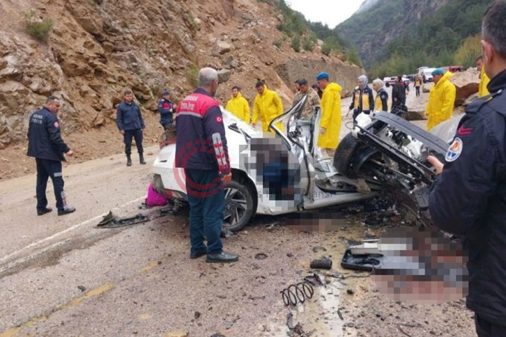 Adana'da otomobilin üzerine kaya parçası düştü: 4 ölü