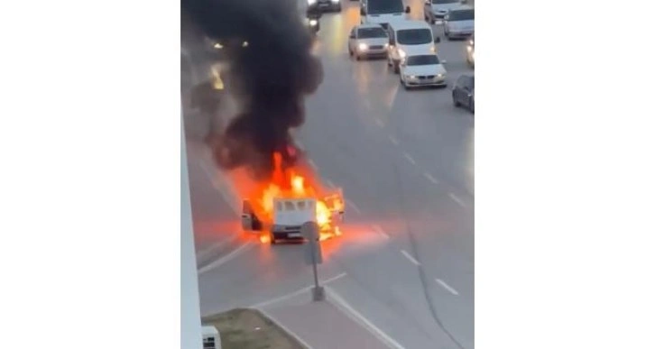 Adana’da yanan otomobil demir yığınına döndü