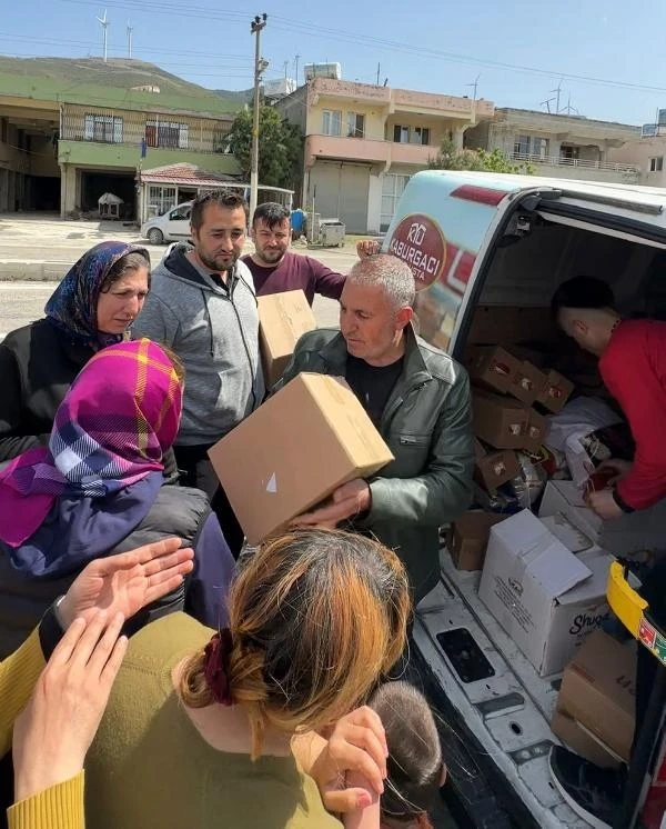 Adanalı kebapçı depremzedelere erzak dağıttı