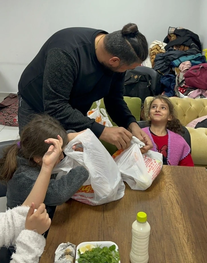 Adanalı kebapçı depremzedelere kebap dağıttı
