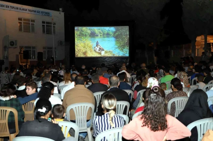 Adanalıoğlu’nda açık havada film keyfi
