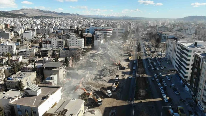 Adıyaman’da binden fazla iş makinesi enkazlarda çalışıyor
