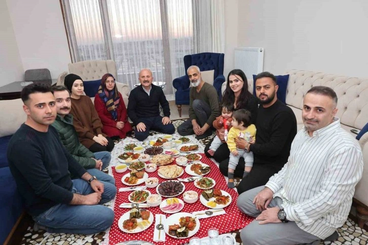 Adıyaman’da Depremzedeler Yeni Yuvalarında İlk İftarlarını Yaptı