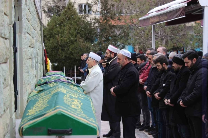 Adıyaman’da enkaz altında kalan 5 kişilik aile üyeleri Eskişehir’de toprağa verildi
