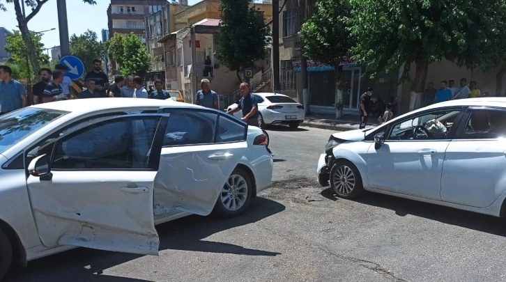 Adıyaman’da iki otomobil çarpıştı: 2 yaralı
