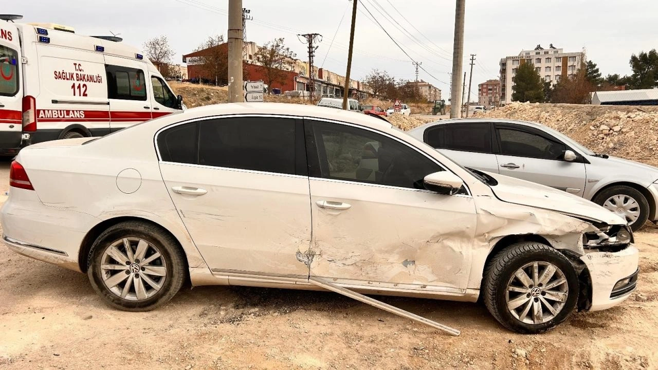 Adıyaman'da iki otomobil çarpıştı: 2 yaralı