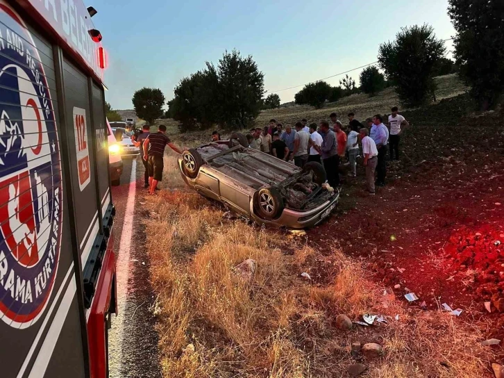 Adıyaman’da kontrolden çıkan otomobil tarlaya uçtu: 3 yaralı
