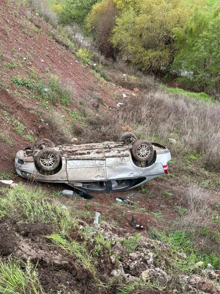 Adıyaman’da otomobil şarampole yuvarlandı: 2 yaralı
