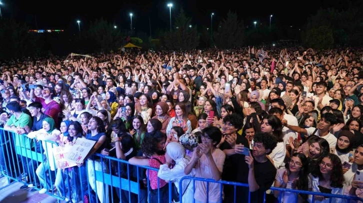 Adıyaman’da Pinhani konseri büyük ilgi gördü
