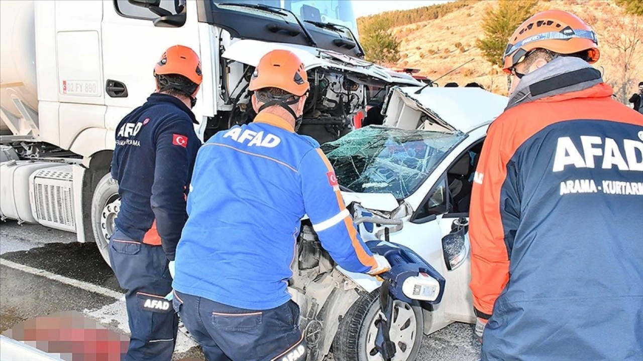 Adıyaman'da yakıt tankeri ile otomobilin çarpıştığı kazada 4 kişi öldü, 4 kişi yaralandı