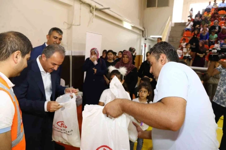 Adıyaman’da yetimlere giysi desteğinde bulunuldu
