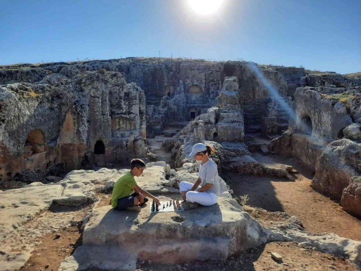 Adıyaman’ın tarihi mekan ve sokaklarında satranç var
