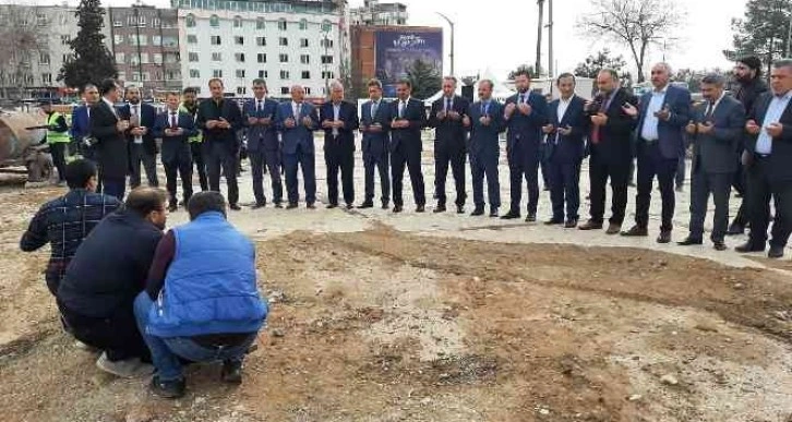 Adıyaman Kent Meydanında kurbanlar dualarla kesildi