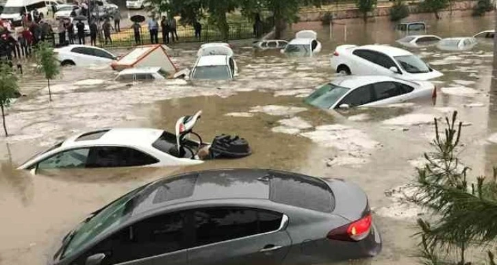 Adıyaman’da araçlar sel suları altında kaldı