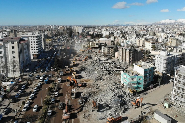 Adıyaman'da enkaz çalışmaları tüm hızıyla sürüyor