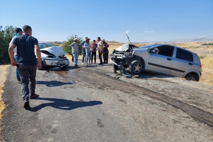 Adıyaman’da iki otomobil çarpıştı: 1 ölü, 4 yaralı