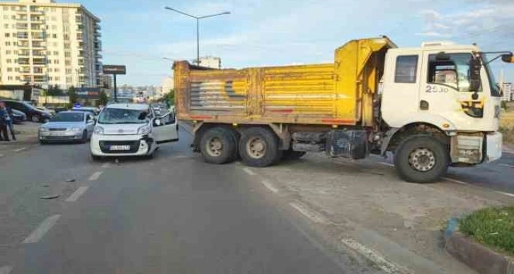 Adıyaman’da kamyon ile hafif ticari araç çarpıştı: 2 yaralı