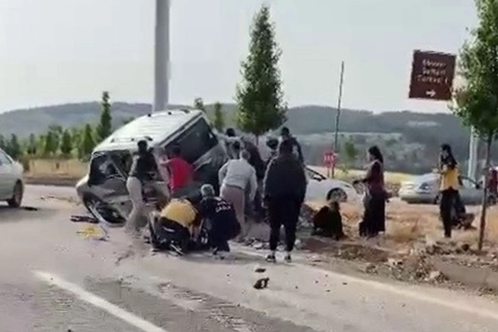 Adıyaman'da otomobil ile hafif ticari araç çarpıştı: 8 yaralı