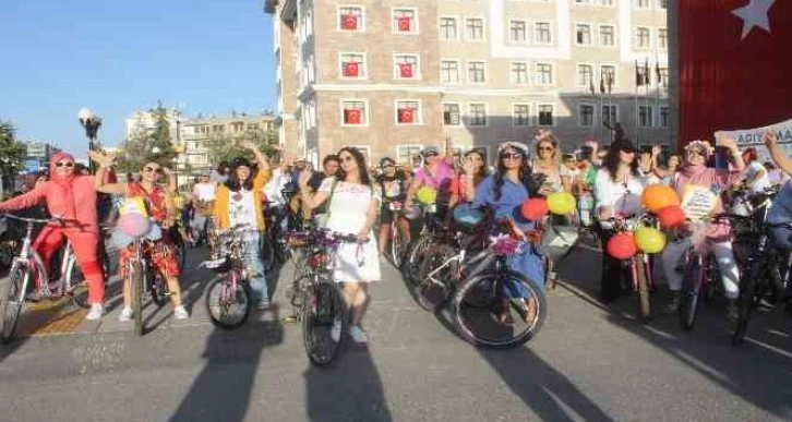 Adıyaman’da, süslü kadınlar pedal çevirdi