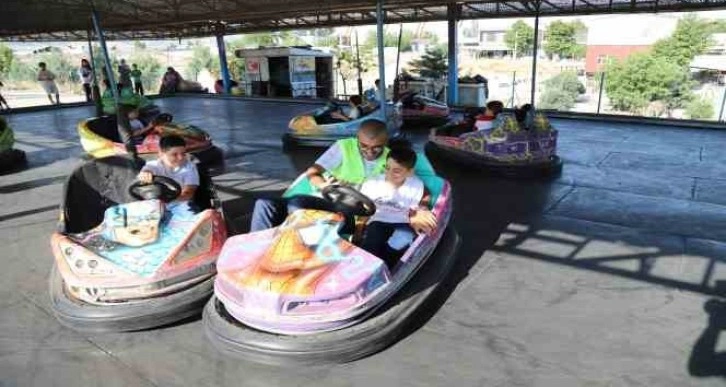 Adıyaman’da yetim çocuklar lunaparkta gönüllerince eğlendi