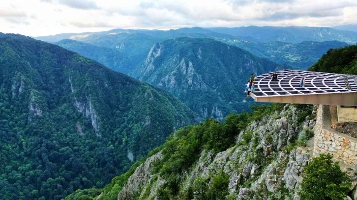 Adrenalin tutkunlarının adresi olan Beşkayalar’a cam teras
