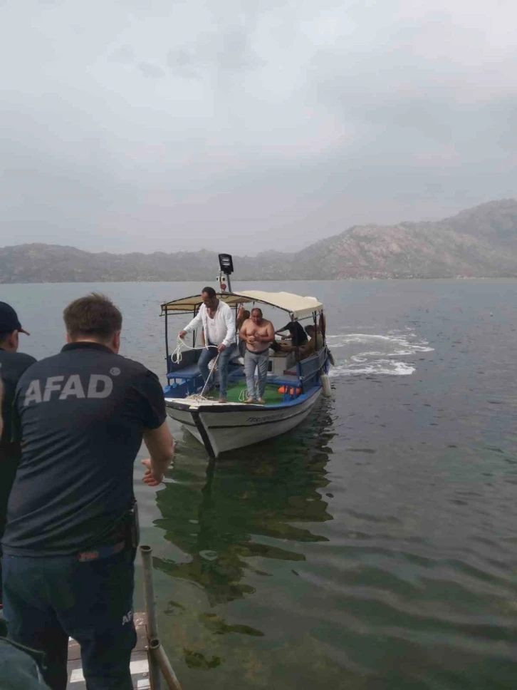 AFAD ekipleri zamanla yarıştı: Sert iniş yapan uçaktaki mürettebat balıkçı teknesiyle karaya çıkarıldı
