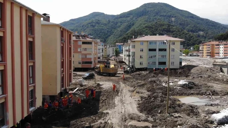 AFAD gönüllüleri selin yaralarını sarmak için sahada canla başla çalışıyor
