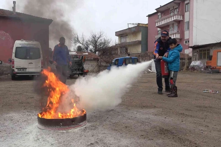 AFAD görevlileri, vatandaşları ’afet’ olaylarına karşı bilinçlendiriyor
