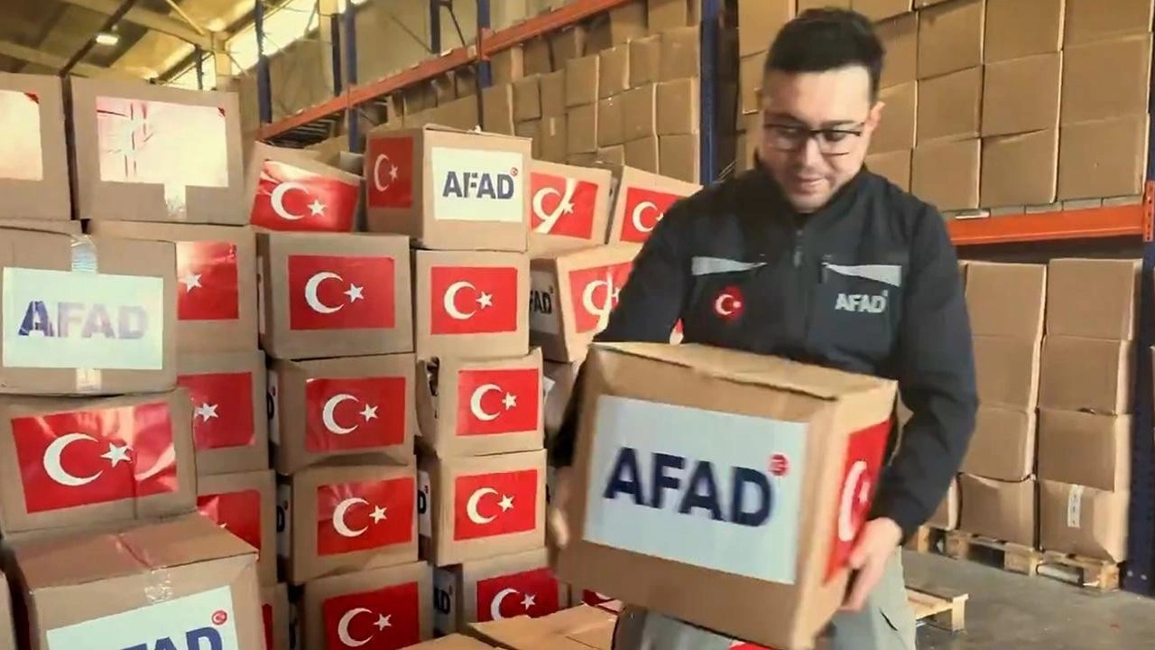 AFAD, Münbiç'te 1365 aileye gıda kolisi ulaştırdı